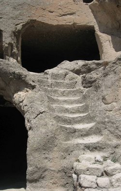 Höhlenstadt Wardsia: Eine Höhle ist durch eine Treppe zu erreichen