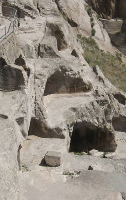 Höhlenstadt Wardsia: Blick die Felswand hinunter