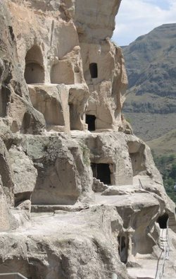 Höhlenstadt Wardsia: Die Höhlen liegen übereinander in der Felswand