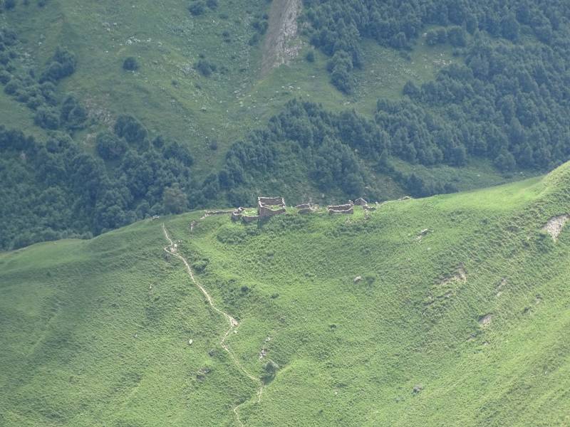 Georgische Heerstraße: Ruinen auf einem Bergsattel