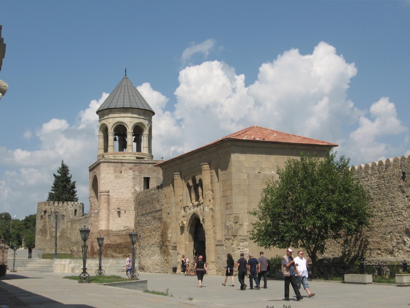 Swetizchoweli-Kirche: Eingang und Glockenturm der Swetizchoweli-Kirche
