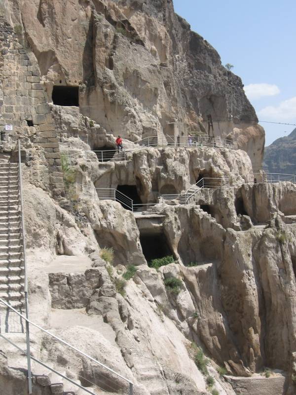 Höhlenstadt Wardsia: Treppen und Steigen führen die Felswand entlang
