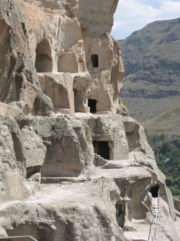 Höhlenstadt Wardsia: Die Höhlen liegen übereinander in der Felswand