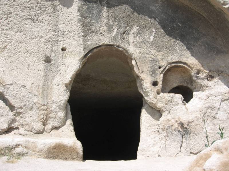 Höhlenstadt Wardsia: Eine Höhle von außen