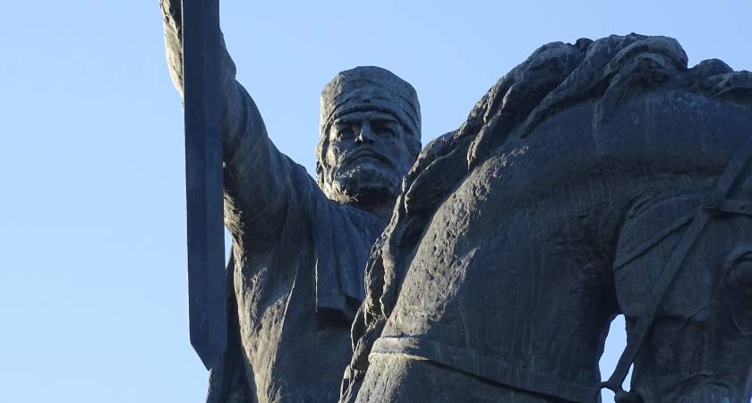 Detailansicht: Denkmal König Erekle II. ✔ Reiterstandbild vor Festung in Telawi ✔ Reise nach Kacheti ✔ Region Ostgeorgien ✔ Shota Rustaweli