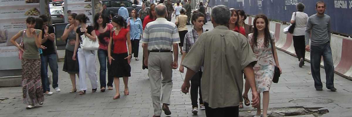 Menschen in Georgien - Geographie der georgischen Bevölkerung, junge Leute in der Innenstadt von Tbilissi auf dem Rustaweli-Prospekt