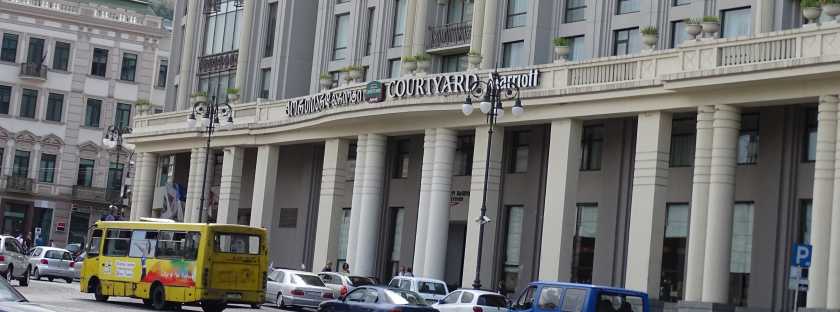 Hotel am Platz der Freiheit - Die Neustadt der georgischen Hauptstadt Tbilissi - Museen, Oper, Geschäfte, Hotels, Kirchen, Parks, Restaurants und Cafés - Tiflis, Tbilisi